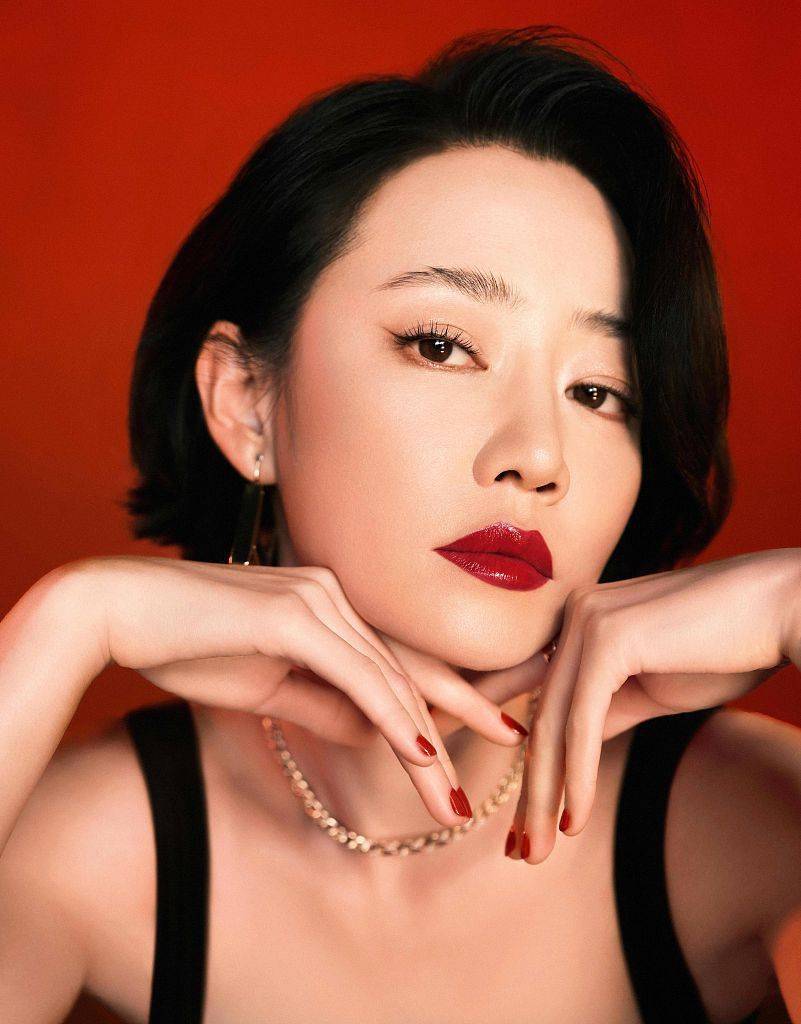 谭卓吊带黑裙拍写真复古优雅 港风短发和大红唇个性吸睛