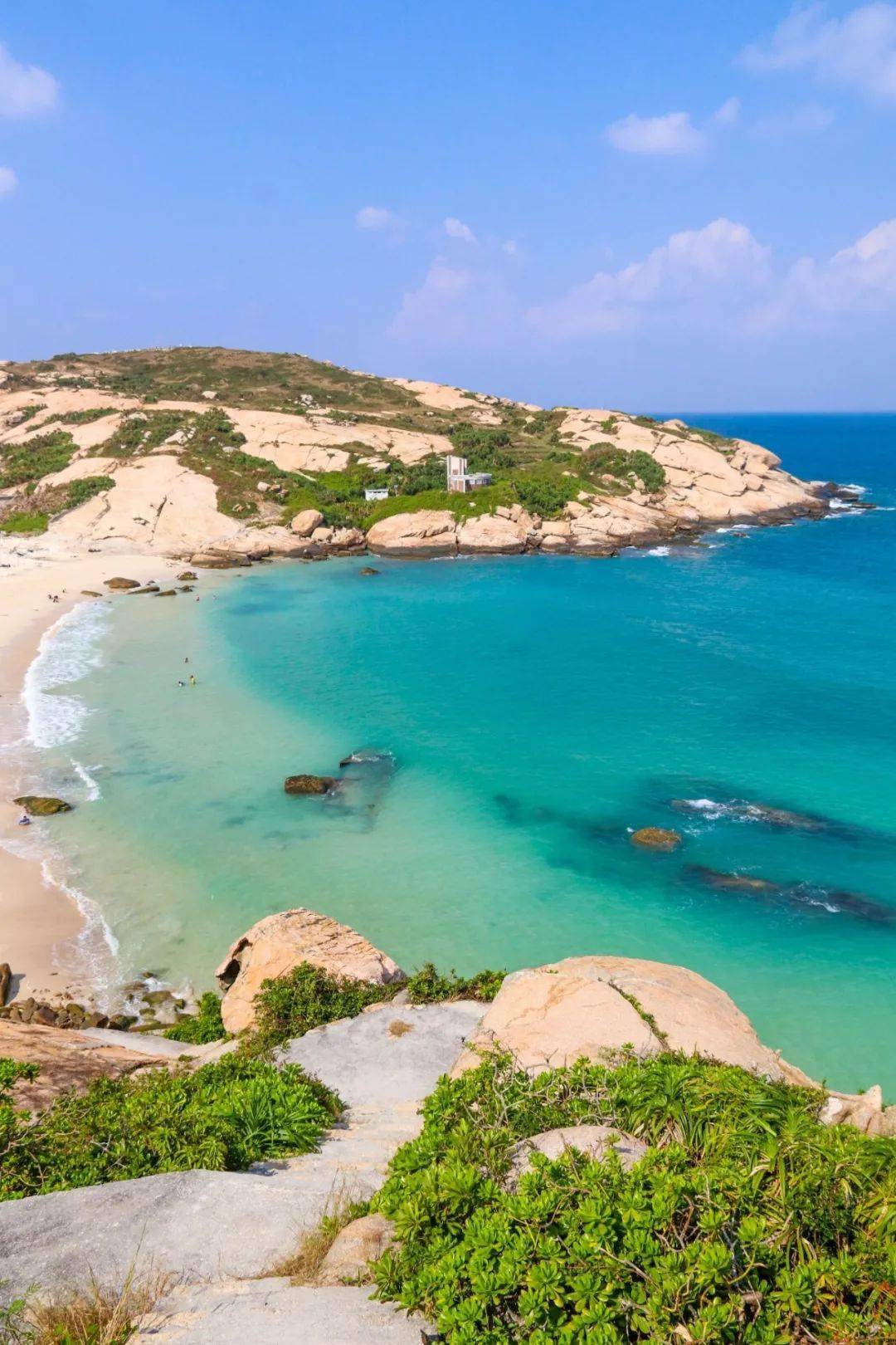 岛是万山群岛的岛屿之一,因不在伶仃洋范围之内,亦距离内伶仃岛很远