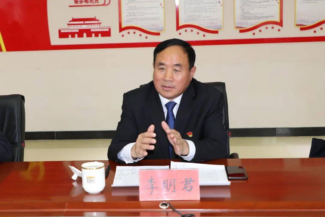 县教育和体育局局长李明君代表丰宁教育与北师大二附中党委书记申敬红