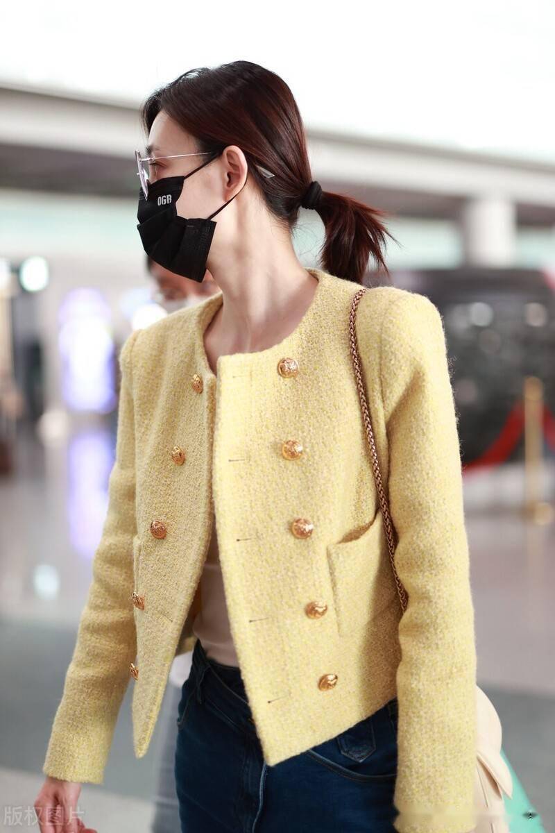 街拍:王丽坤粗花呢外套 牛仔喇叭裤 墨镜清新温柔