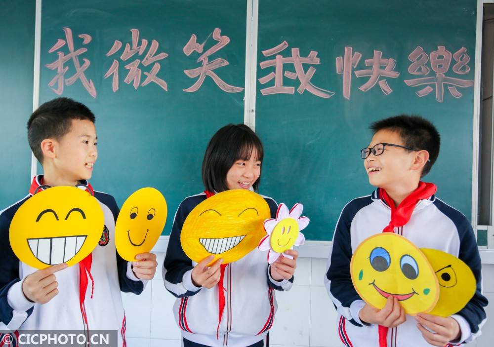 学生最美笑脸配图文字图片