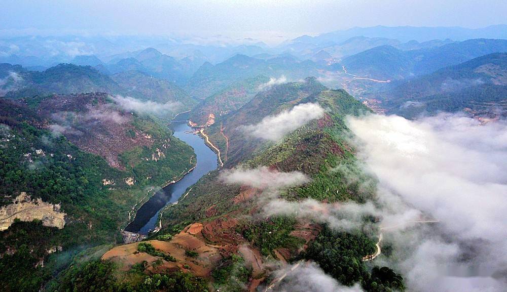 航拍云雾中的西洋江大峡谷