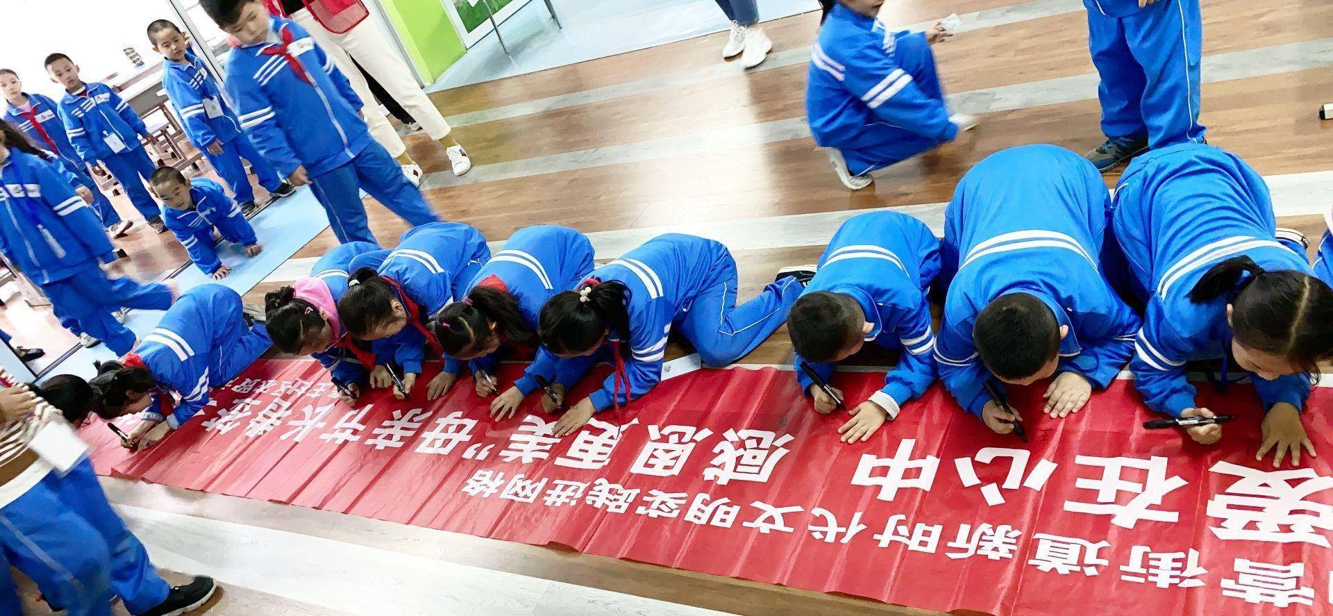 秦庄社区开展爱在心中感恩最美母亲节长卷签名活动