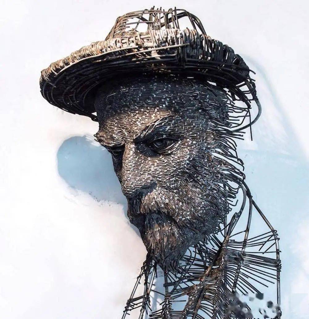 这竟然是雕塑铁丝线条绘制了这写实金属人物栩栩如生给人极大的震撼