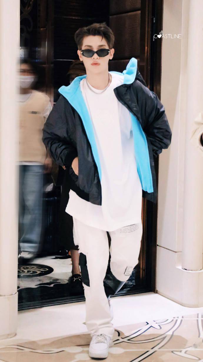 黄明昊《这!就是潮流》录制上班 今天是戴墨镜的豪哥出来炸街!