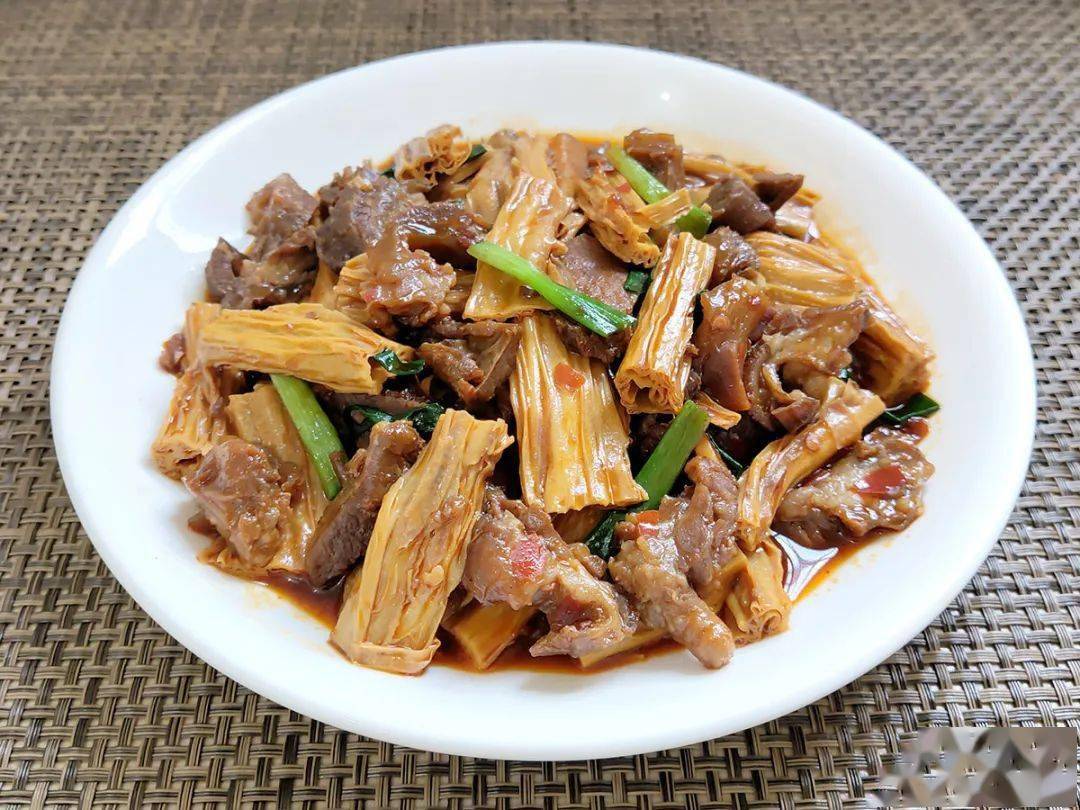 软糯的五花肉和腐竹一起真香!吃腐竹,还是这个做法最解馋