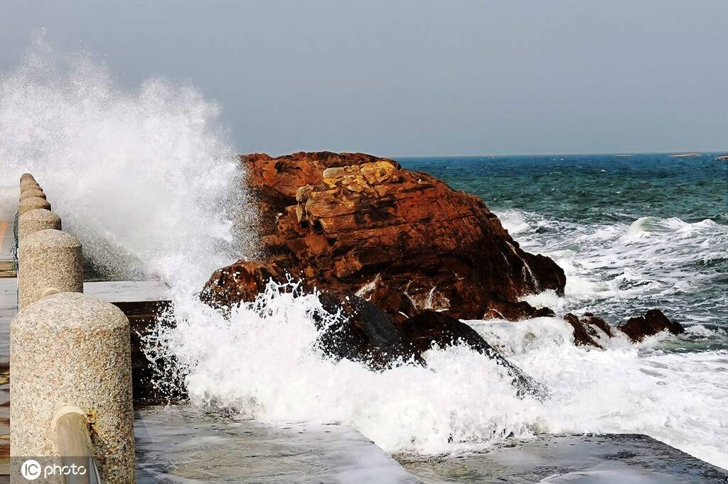 青岛大风预警 海浪拍打礁石浪花飞溅