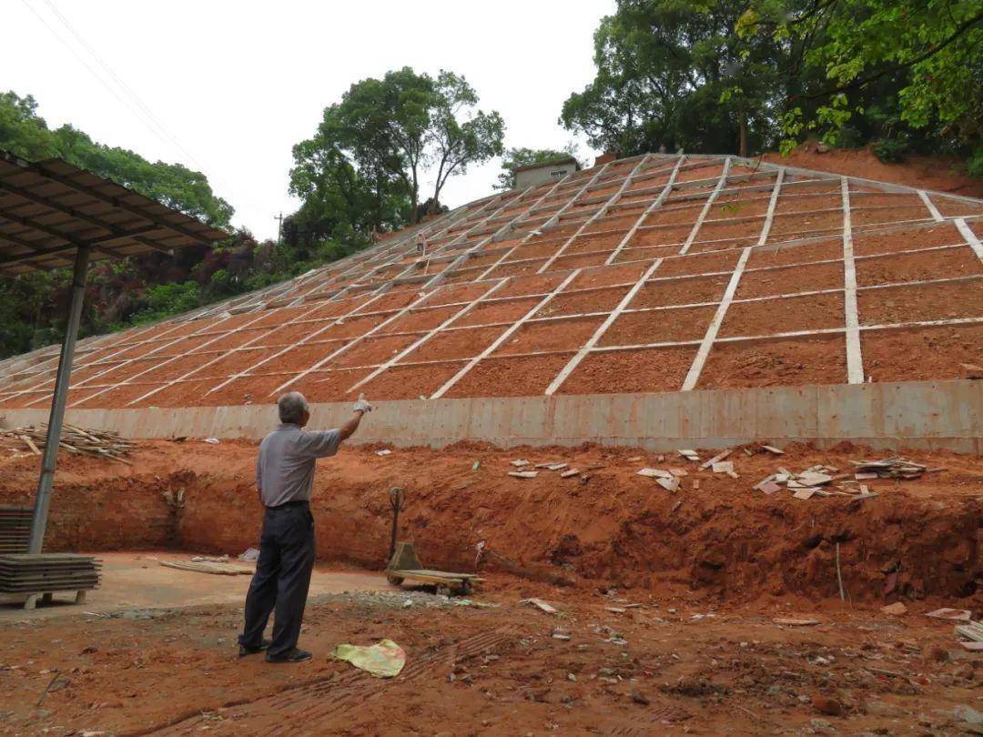 滑坡山体已经加固 望月堤社区居民再也不担心了