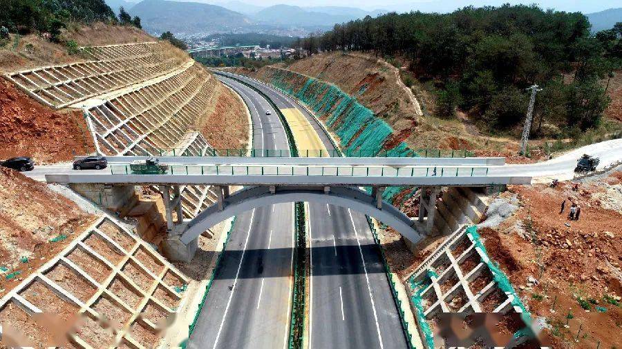 设计,建造的云南省昌宁至保山高速公路八丘田车行天桥建成通车,该天桥