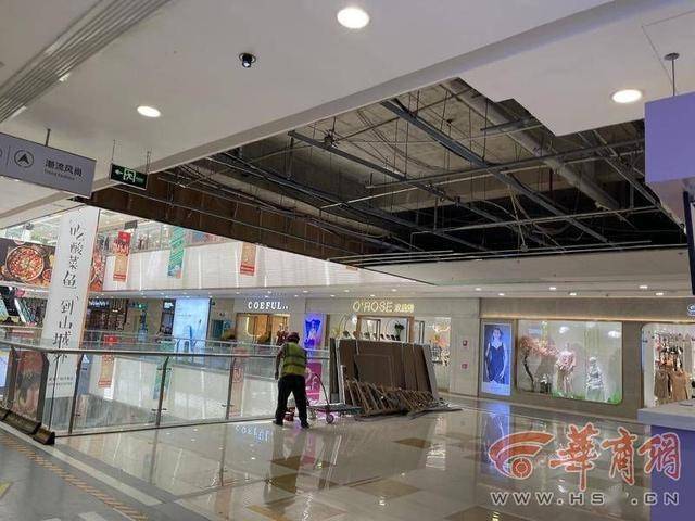 西安盛龙广场龙首购物中心二层大片天花板突然掉落 幸无人员伤亡