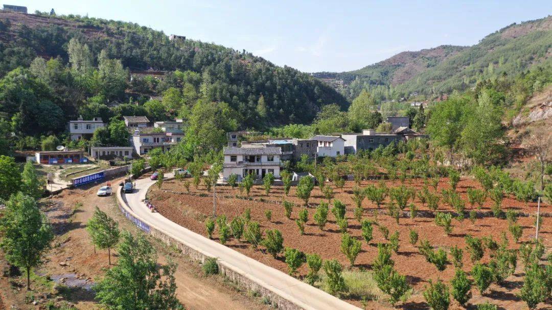 贵州省脱贫攻坚先进集体丨盐仓镇党委化荣誉为前进动力