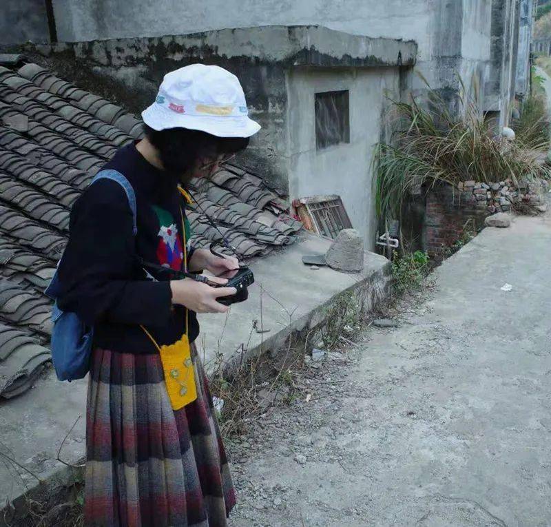 2014 年,她去了一趟北京的大柳樹鬼市,第一次感受到舊貨市場的魅力.