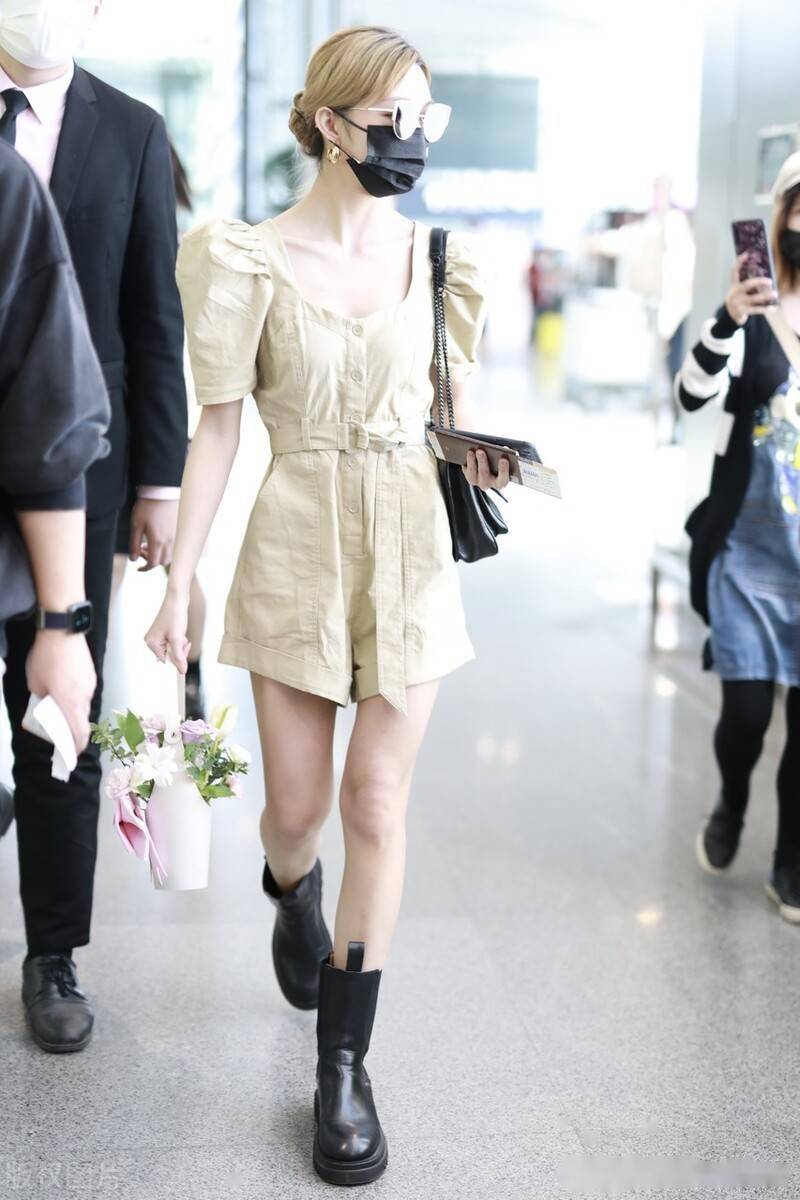 街拍:李紫婷卡其色修身连体裳 黑色马丁靴 复古手提包甜酷个性