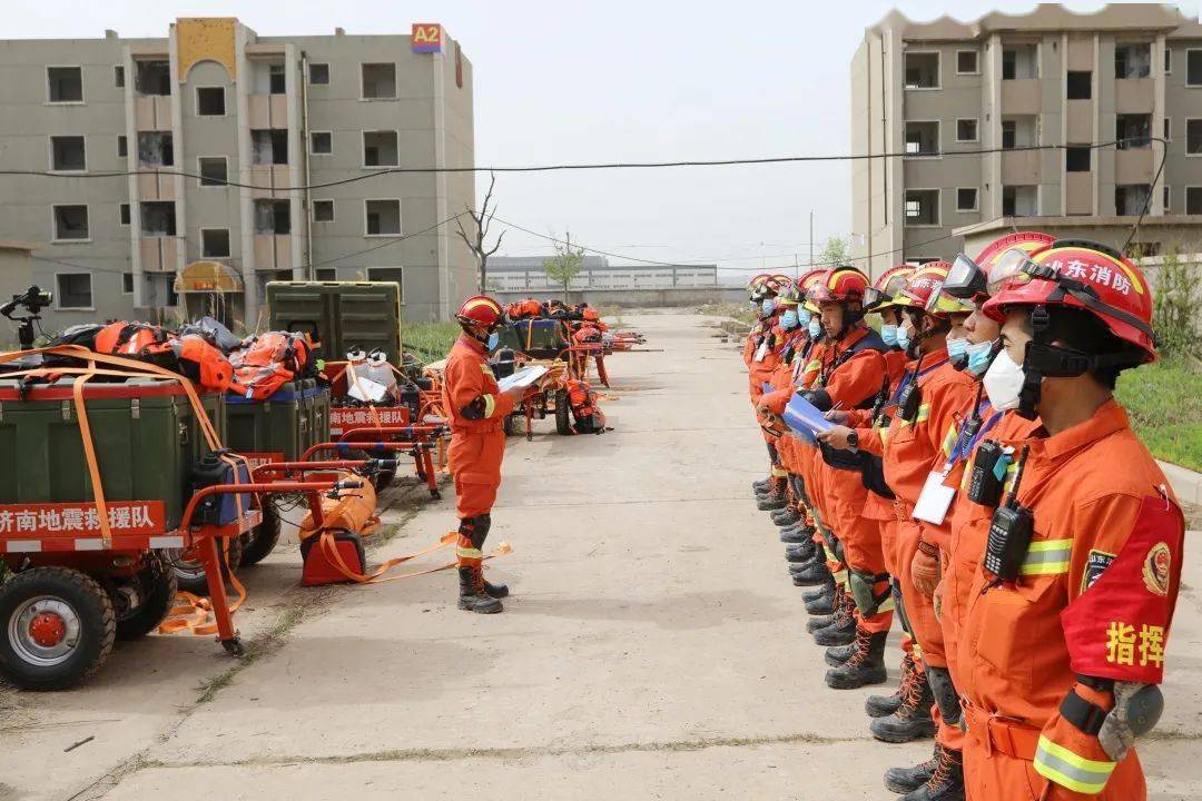 济南消防重型地震灾害救援队打通生命通道营救被困人员