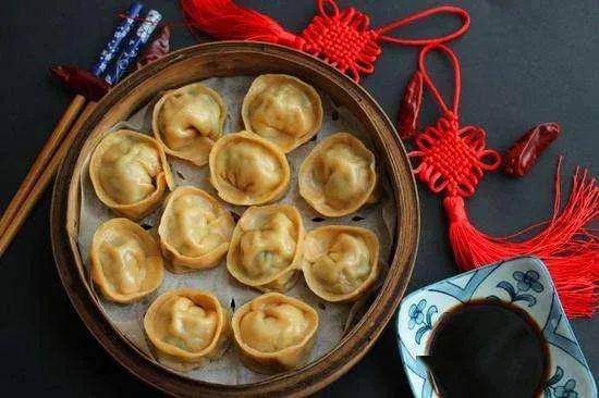 其漫长的发展过程中,名目繁多,古时有"牢丸""扁食""饺饵""粉角"等名称