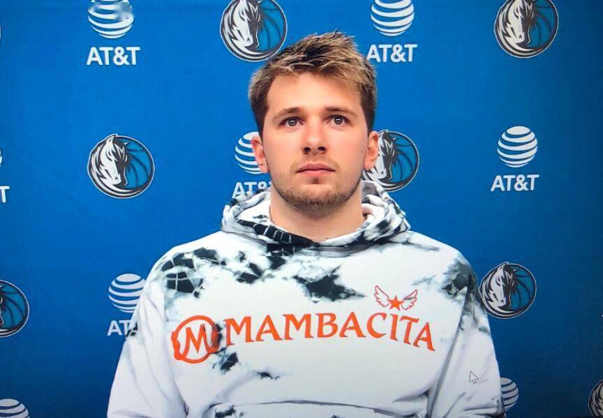 穿着mambacita连帽衫参加发布会,他说能穿上mambacita的衣服感觉很棒