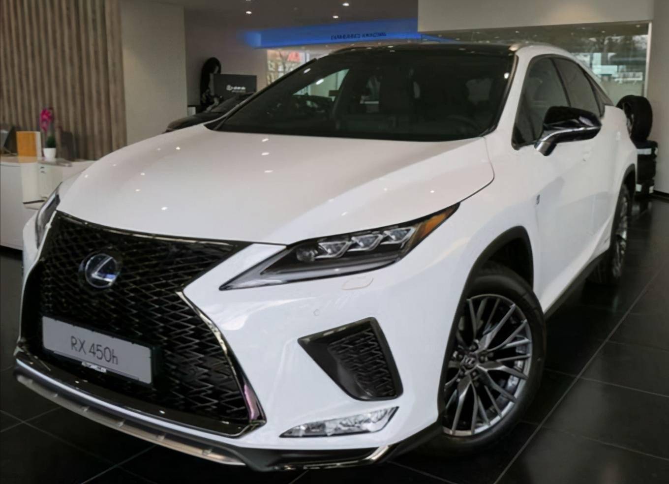 雷克萨斯rx进店!落地78万,气场不输宝马x6,矩阵大灯真帅气