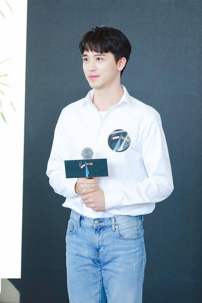 许魏洲白衬衫 牛仔裤变清新乖崽 承诺戒烟示范偶像正能量