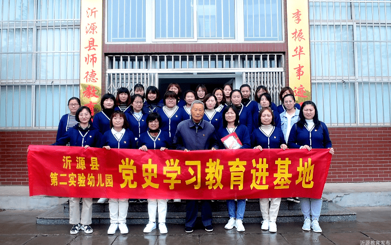 振华事迹展厅,学习荣耀广场44位杰出代表和李振华老师的先进事迹,为