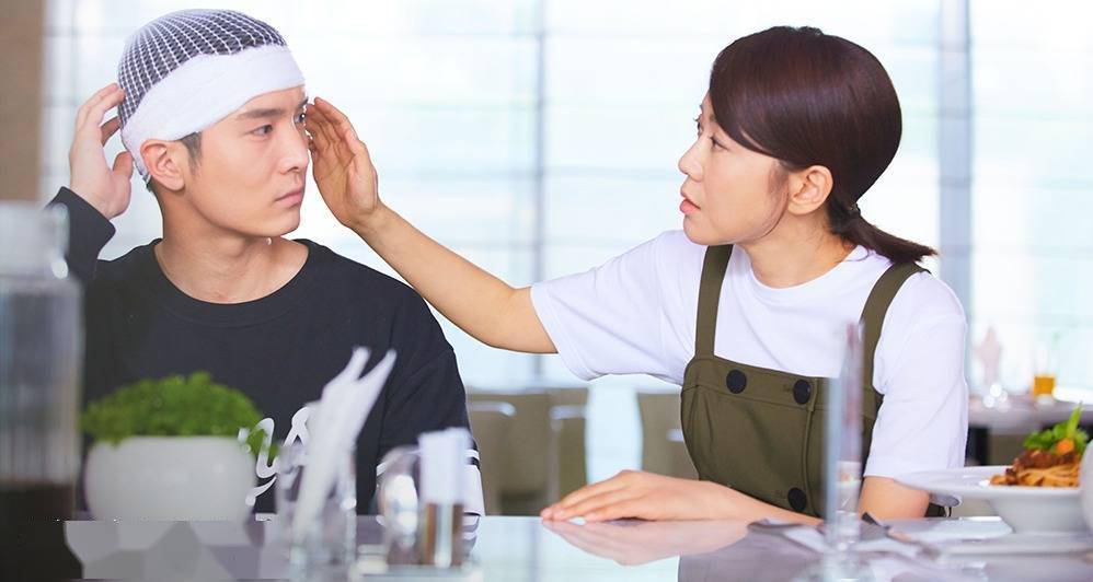 电影《迷妹罗曼史》发布亲情剧照 闫妮盛一伦母子寻父“罗大佑”