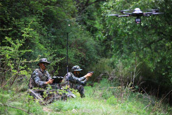 南部战区某旅侦察兵开展武装渗透训练