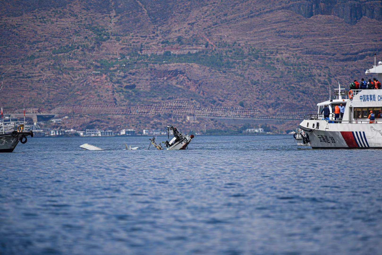 洱海坠机2人死亡2人仍在搜救:残骸已被拖至廊桥,现场煤油味很重