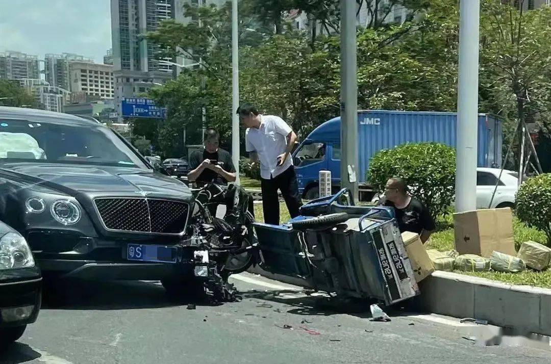 突发东莞一辆三轮车猛撞宾利宾利受损严重