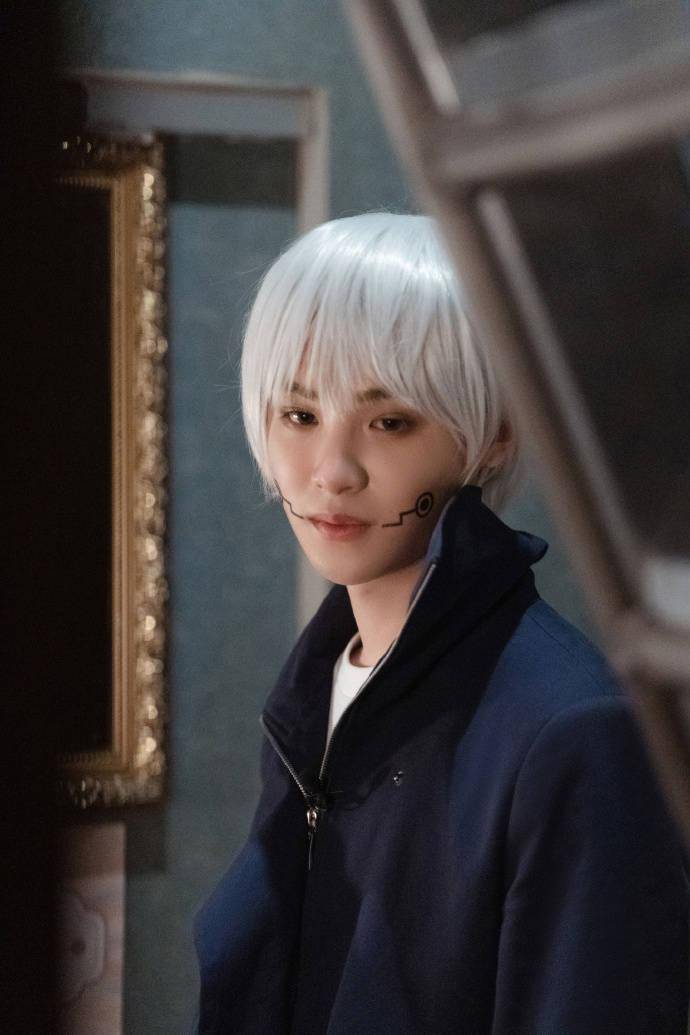 黄明昊cos狗卷棘高清剧照来袭白发造型突破次元壁变身撕漫男