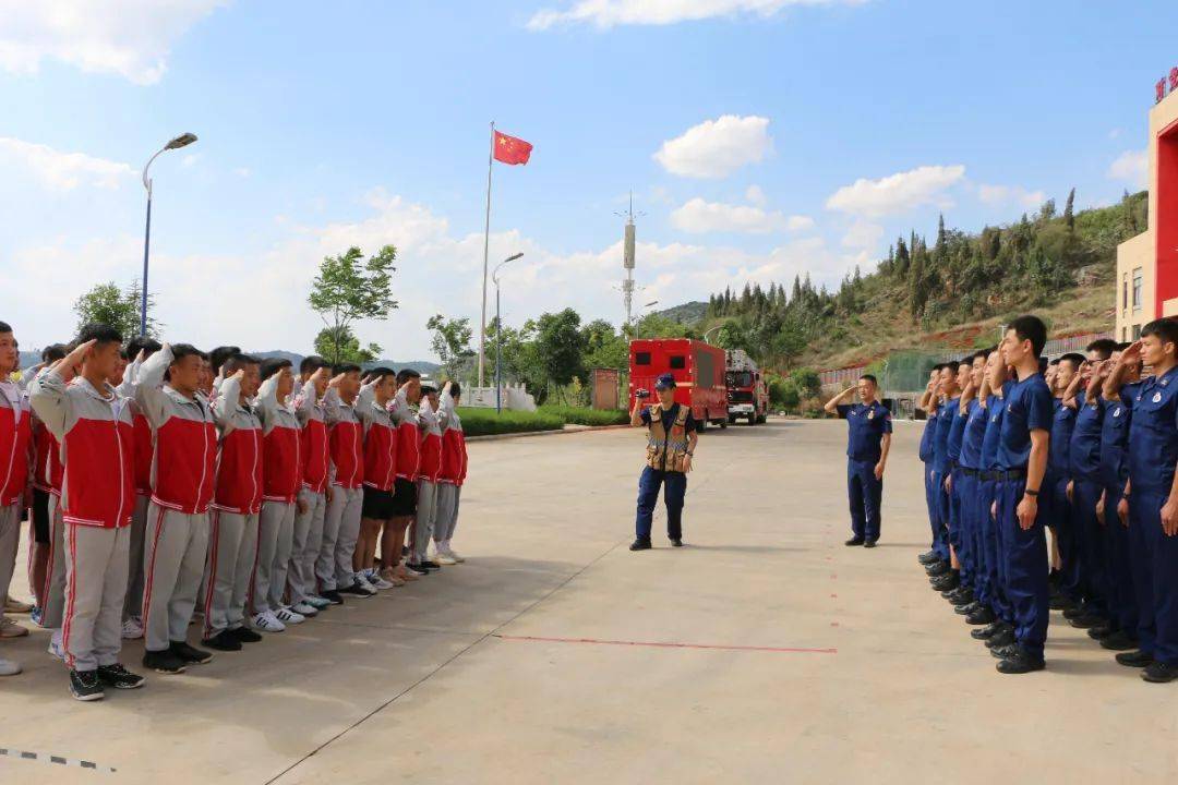 泸源中学师生代表走进红门零距离体验消防