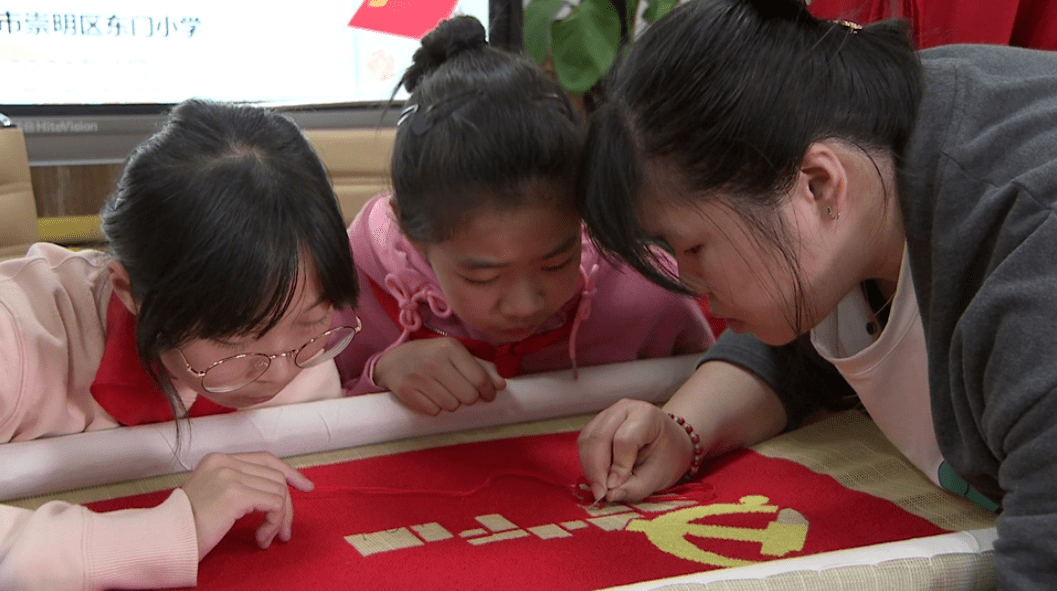 在此过程中,老师们一边给学生讲解党史知识,一边教学生绣党旗.