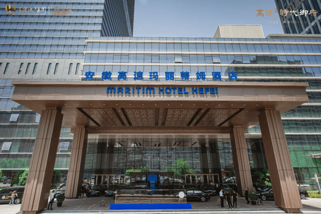 热辣过瘾的户外烧烤清新雅致的就餐环境顶楼云尚餐厅,俯瞰滨湖美景以