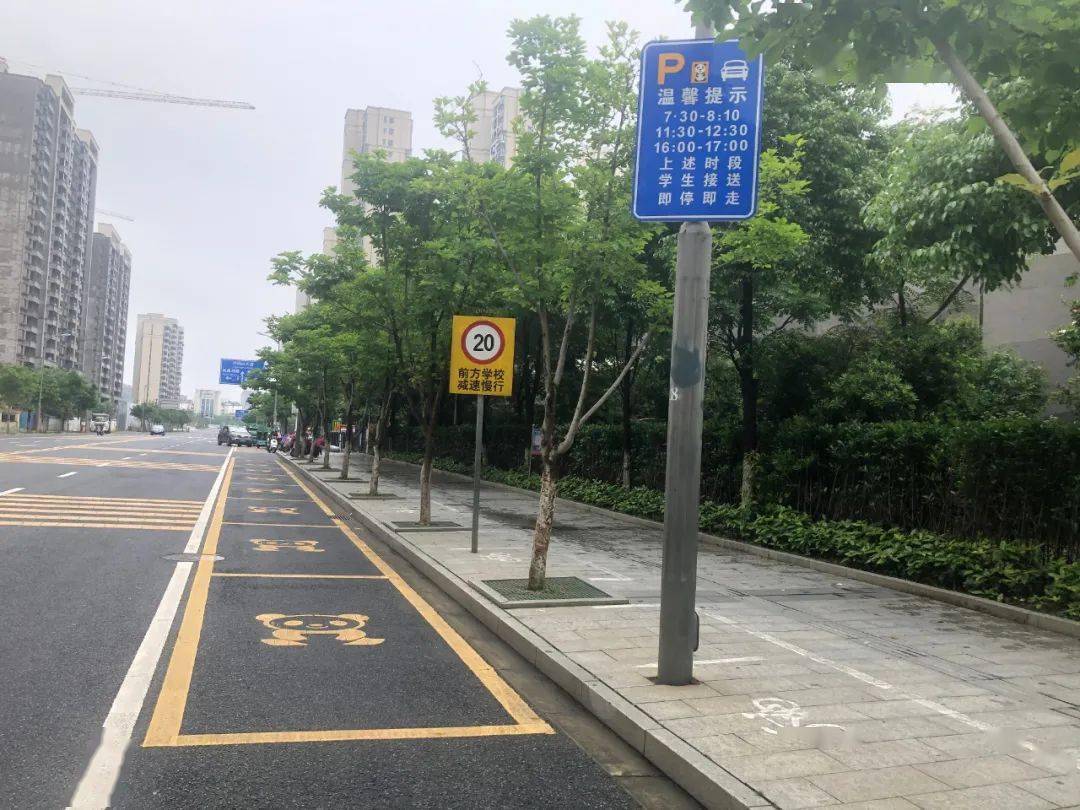 合理延长前置车道,施划"二三轮车等待区","行人等待区","待转区",着力