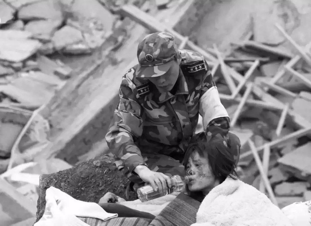 汶川大地震，12岁女孩被救后发誓嫁给恩人，10年后履行诺言！_救援_解放军_那名
