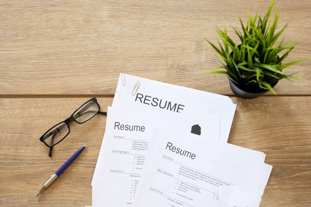 准备审查的桌子上的申请resume applications on the desk ready【3】