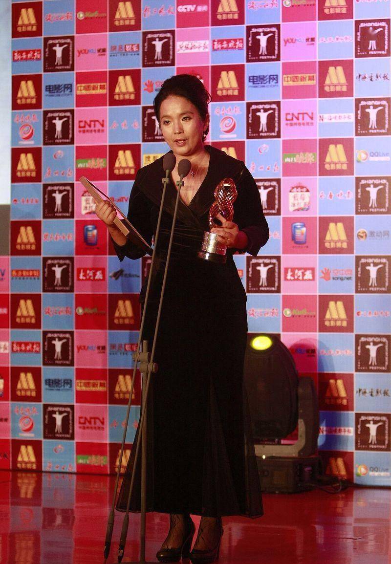 吕丽萍与现任老公看着有点年龄差一身黑裙配珠宝很有贵妇范