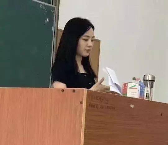 重庆一大学老师撞脸lisa走红,最新高情商回应获2100万人关注!
