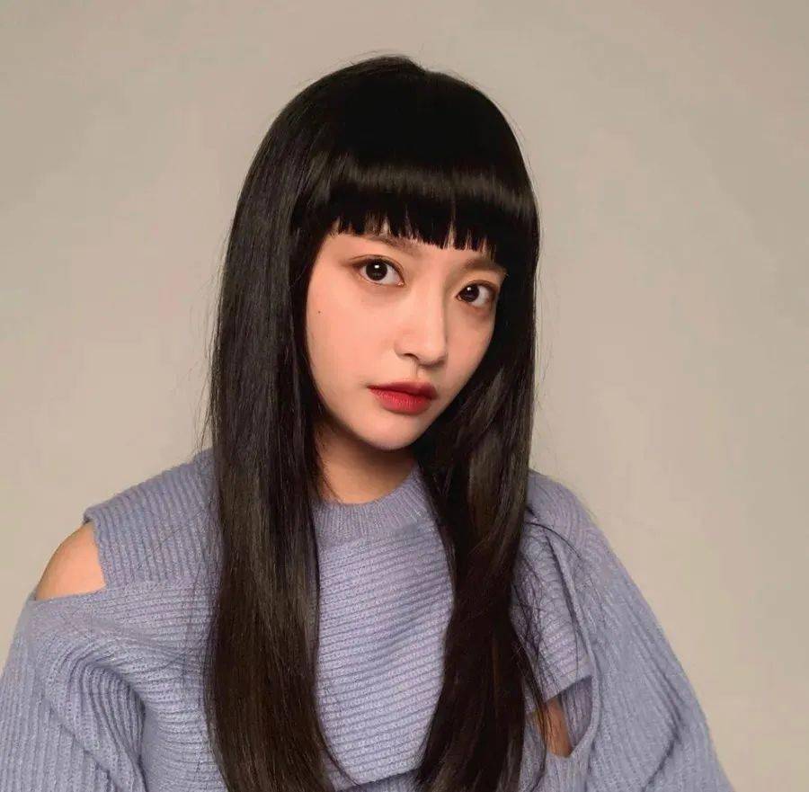 颧骨高,中庭宽也会因为眉上刘海剪后,脸型变成倒三角而得到改善.