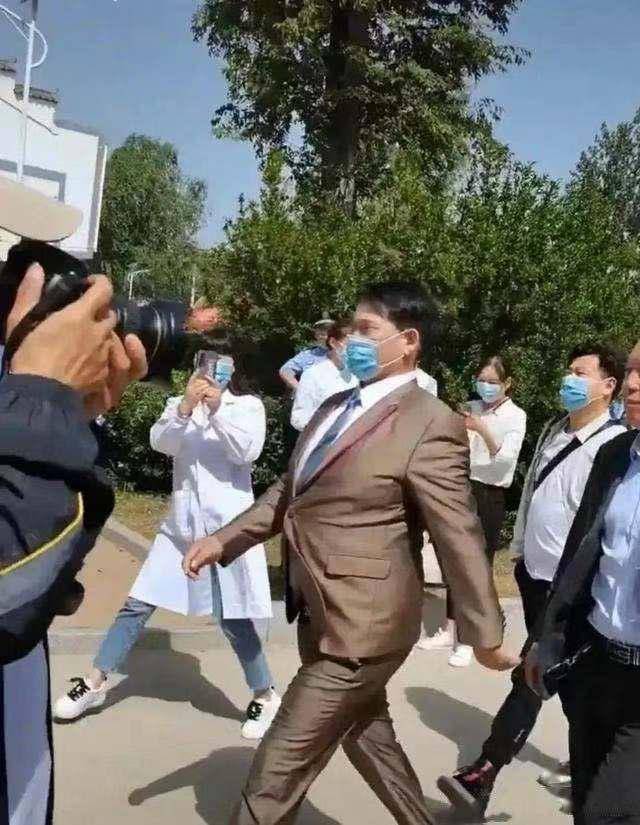 51岁大衣哥现身商演穿西装挺大肚腩走路昂首挺胸颇具星味