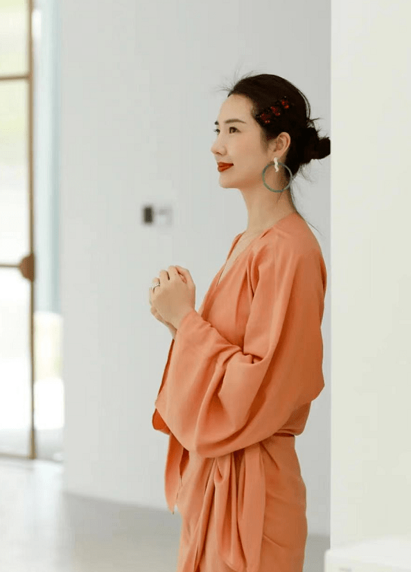 董花花晒照,穿白裙罕秀香肩美腿,一脸福相被赞越长越像郭晶晶