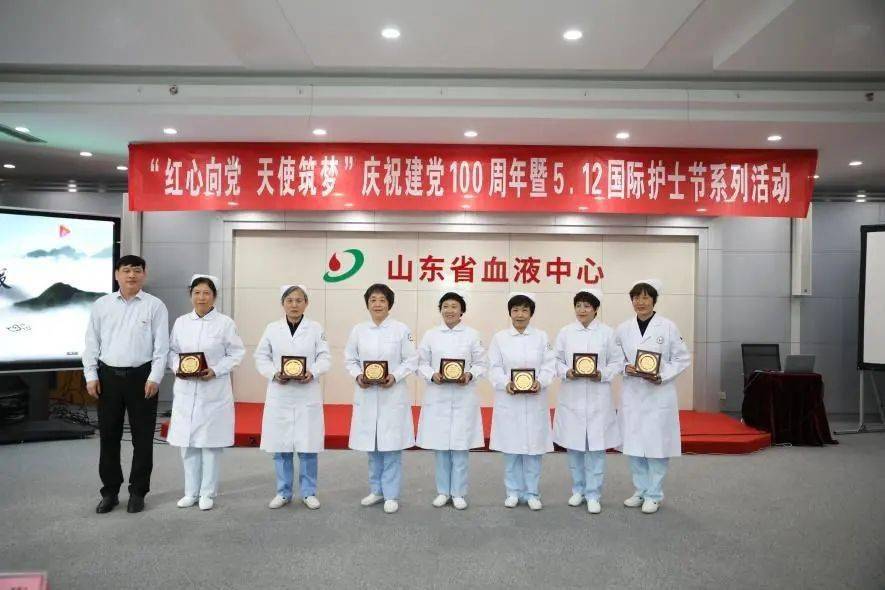 护士代表苏湘钧为大家带来了诗朗诵《给白衣天使的赞歌》,感谢在座