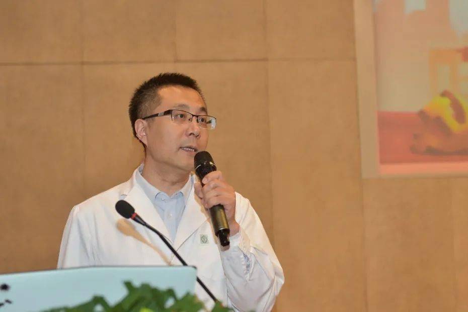 袁飞副书记首先祝愿全体护理人员国际护士节节日快乐,祝福护理兄弟