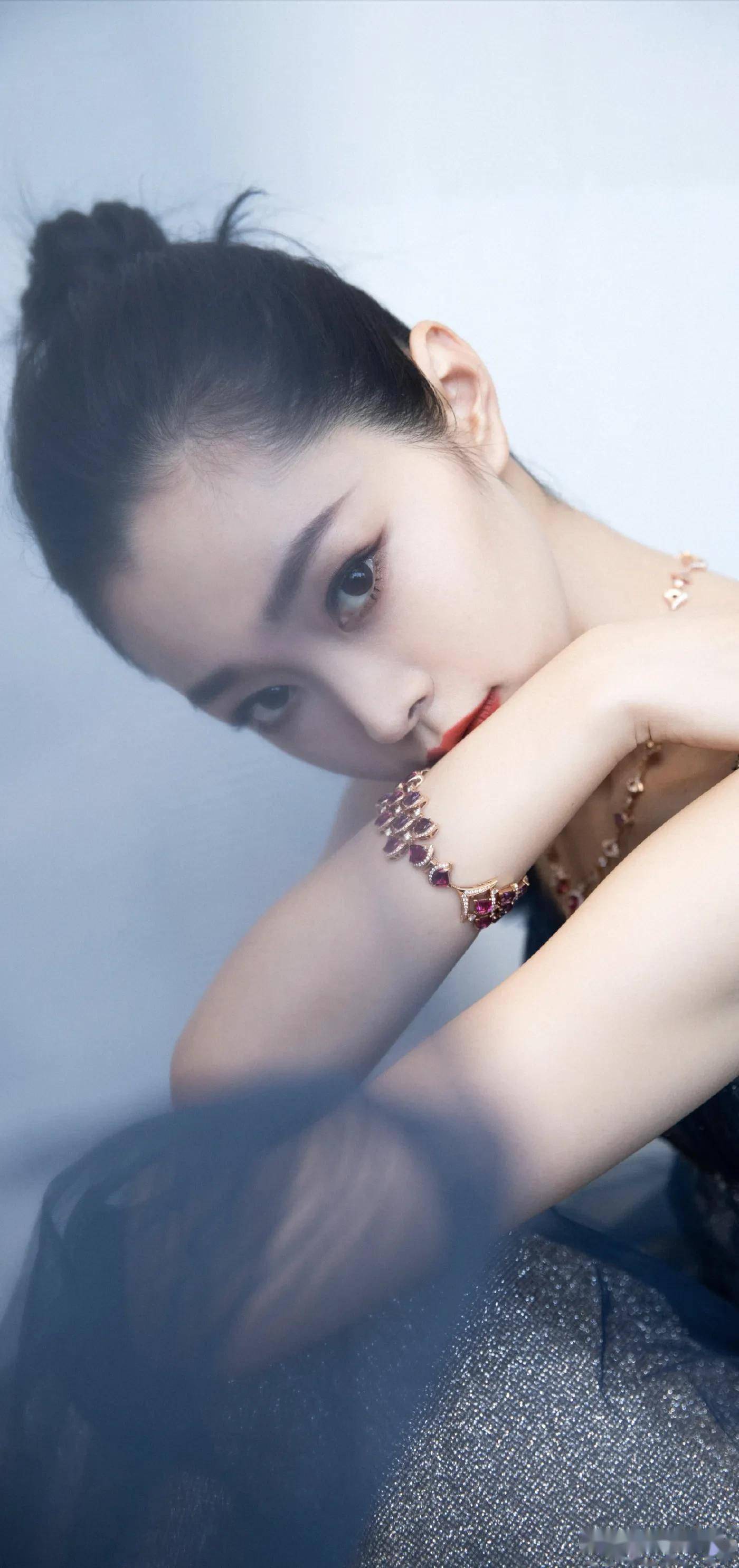 眼眸水光潋滟媚眼如丝只一眼足以让你不可自拔