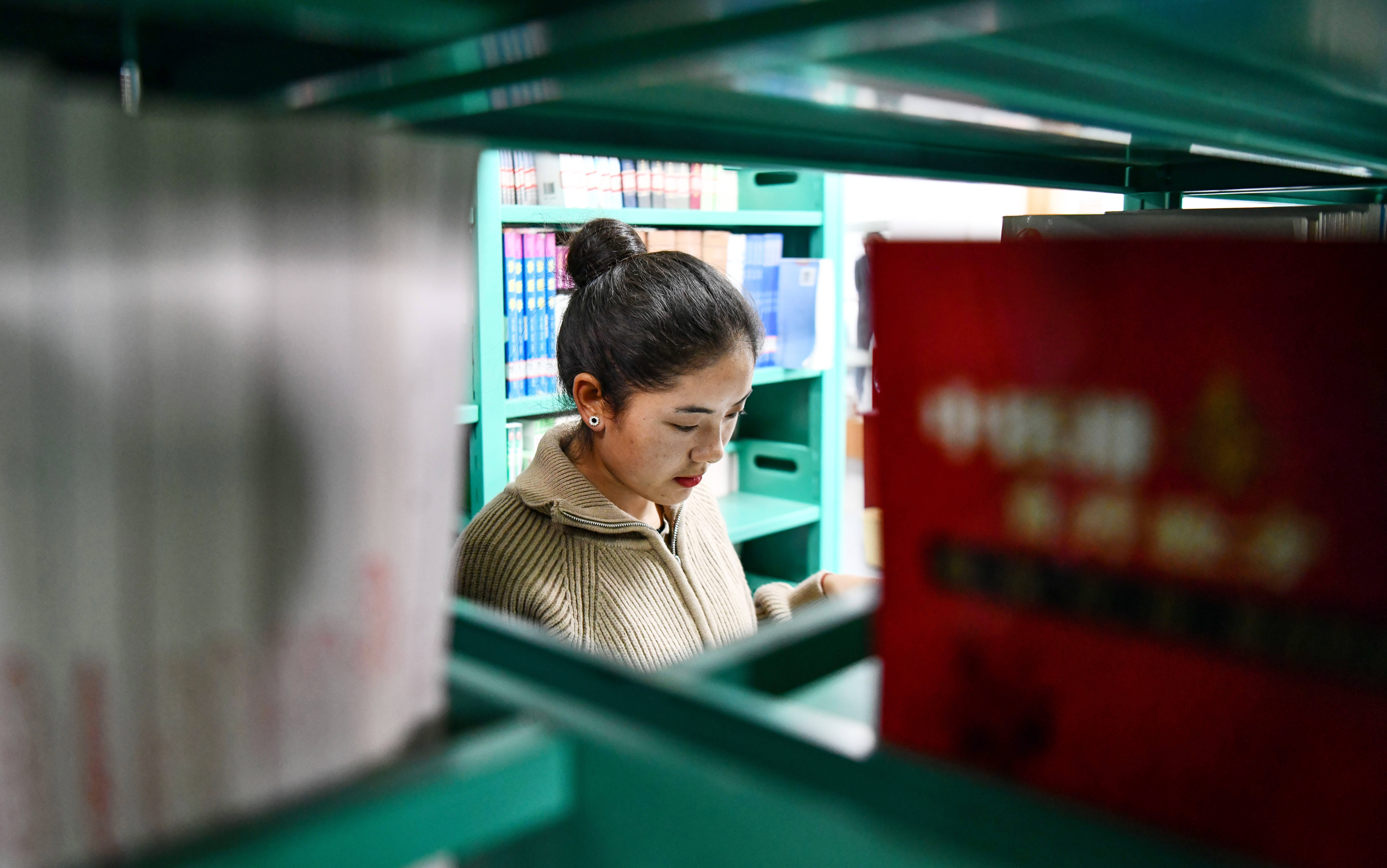 拉增在西藏大学图书馆看书(5月7日摄.