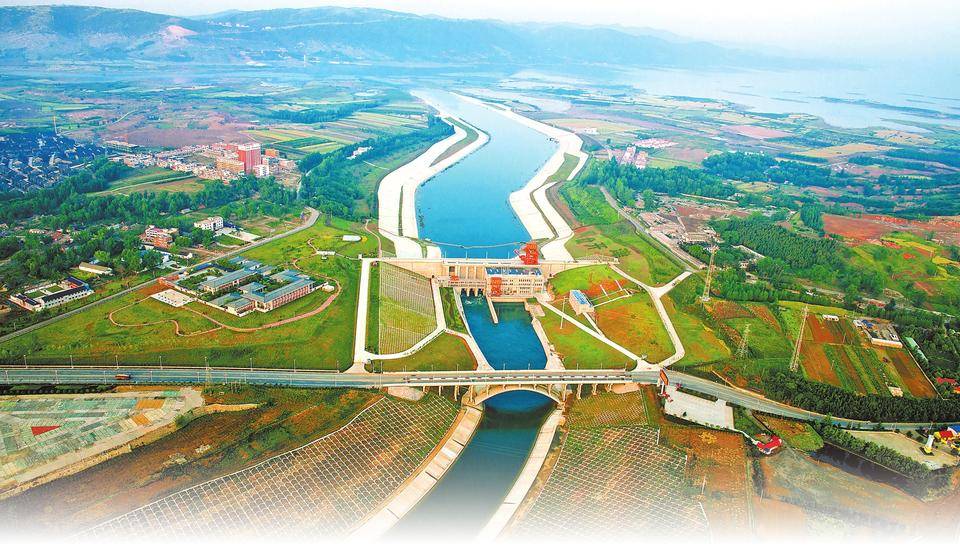 ①淅川渠首淅川县委宣传部提供②工作人员在检查水质本报资料图片③护