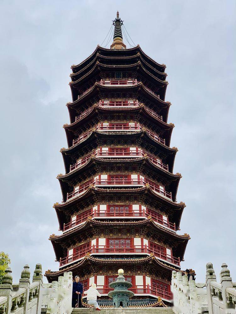 普门万佛宝塔是一座融合古建筑重建要求与现代建筑施工技术结合,雄伟