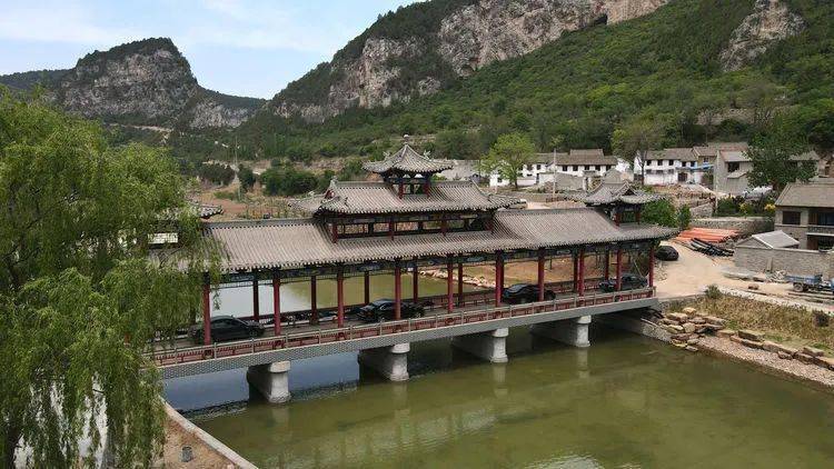 丈河祖师顶另一个角度鸟瞰丈河村丈河村口宽阔的旅游公路,一直可以通