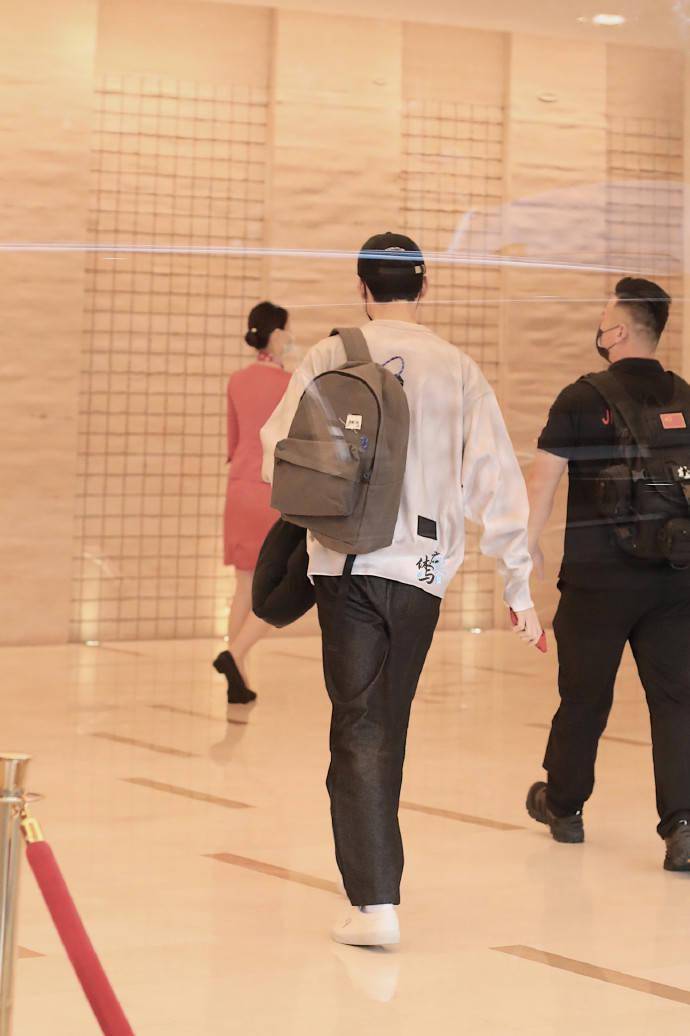 背上心爱的小书包到达杭州 龚俊出席lv品牌活动路透曝光