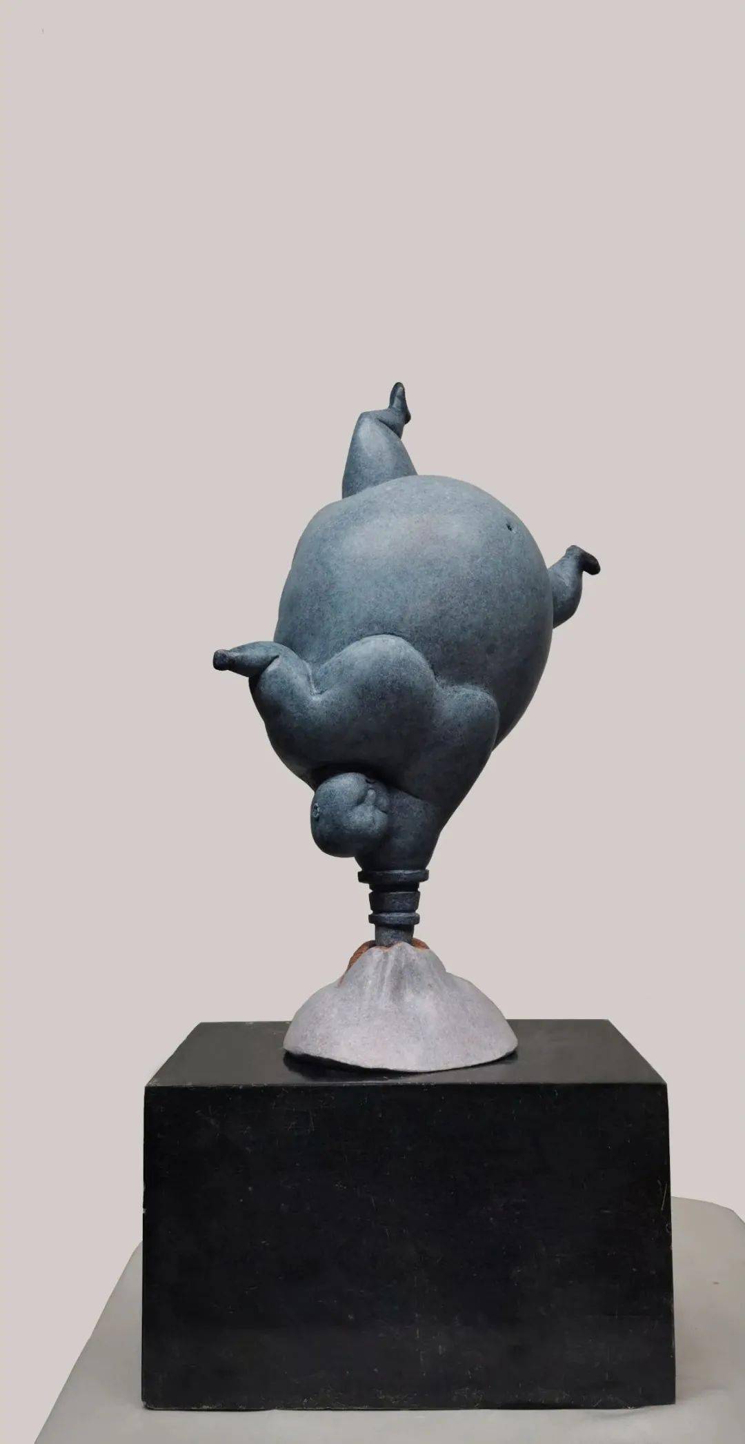 20*38*80cm2021年《伏》玻璃钢(材质可变)郭志权用个人的雕塑创作语言