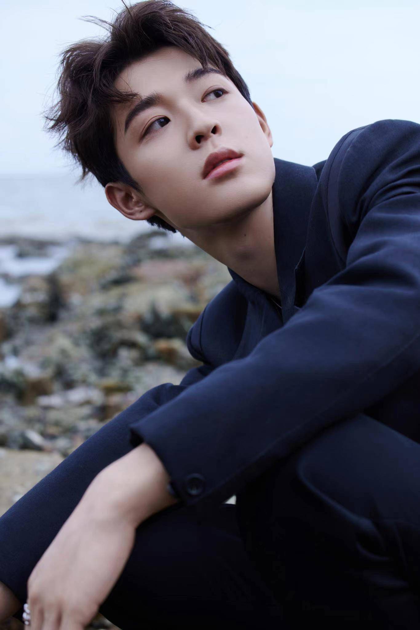 吴宇恒海边西装大片释出 演绎夏日清爽尽显少年感