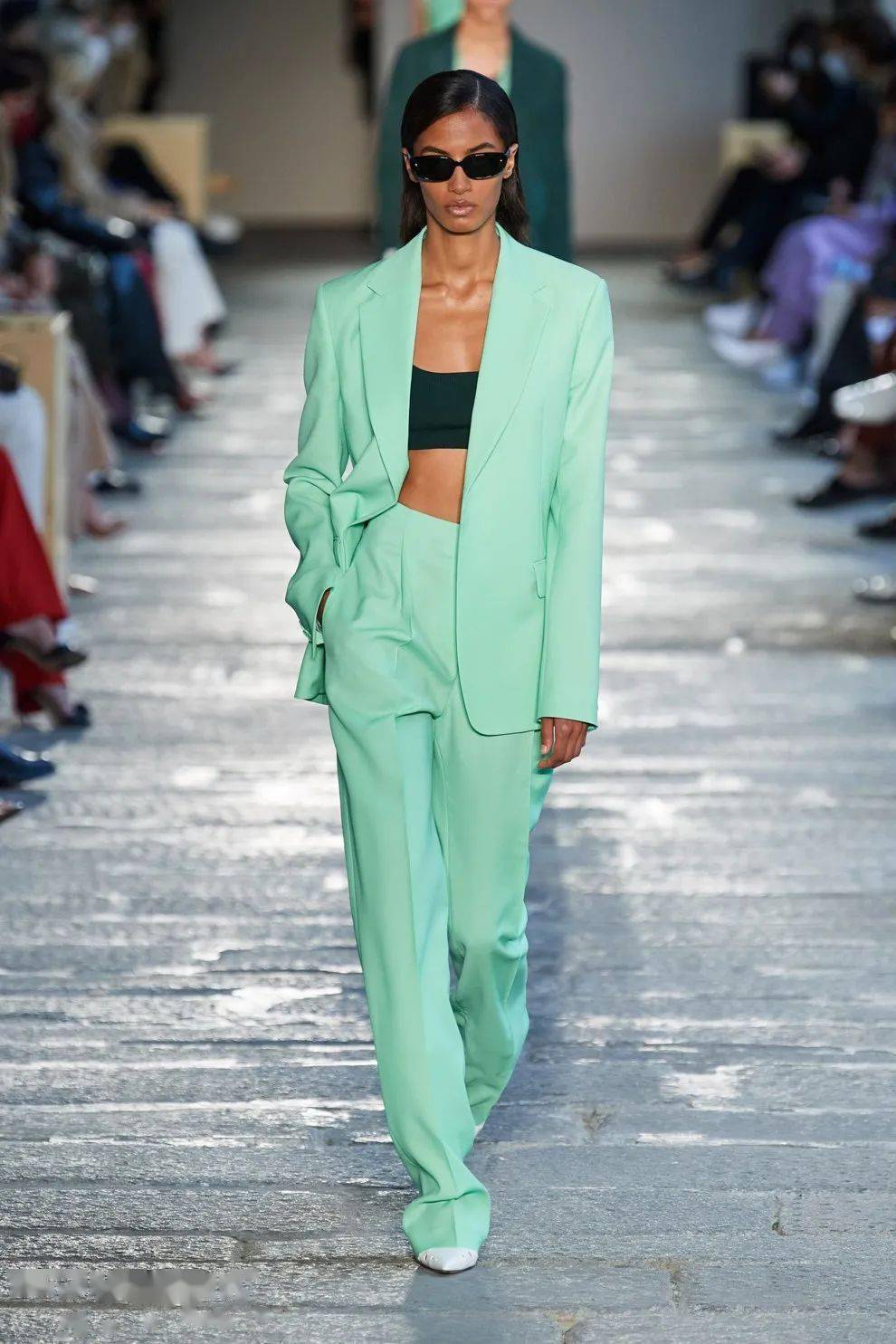 而且还是pantone 2021年最流行的颜色之一.